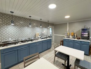 Free daily on-the-go breakfast  - Best Western Johnson's Inn Downtown Gatlinburg (Gatlinburg)