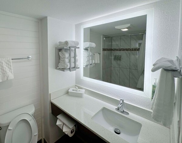 Free toiletries, towels - Best Western Johnson's Inn Downtown Gatlinburg (Gatlinburg)