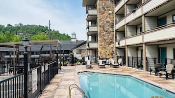 Una piscina al aire libre de temporada (de 10:00 a 22:00), tumbonas