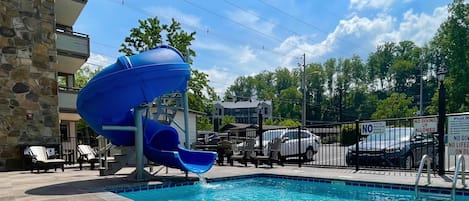 Piscine extérieure en saison, chaises longues