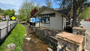 A small building with a sign reading 'Best Western.' - Best Western Johnson's Inn Downtown Gatlinburg (Gatlinburg)