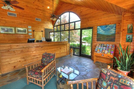 Howard Johnson by Wyndham Downtown Gatlinburg - Image 4