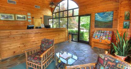 Howard Johnson by Wyndham Downtown Gatlinburg