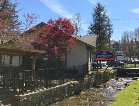 Howard Johnson by Wyndham Downtown Gatlinburg - Image 11