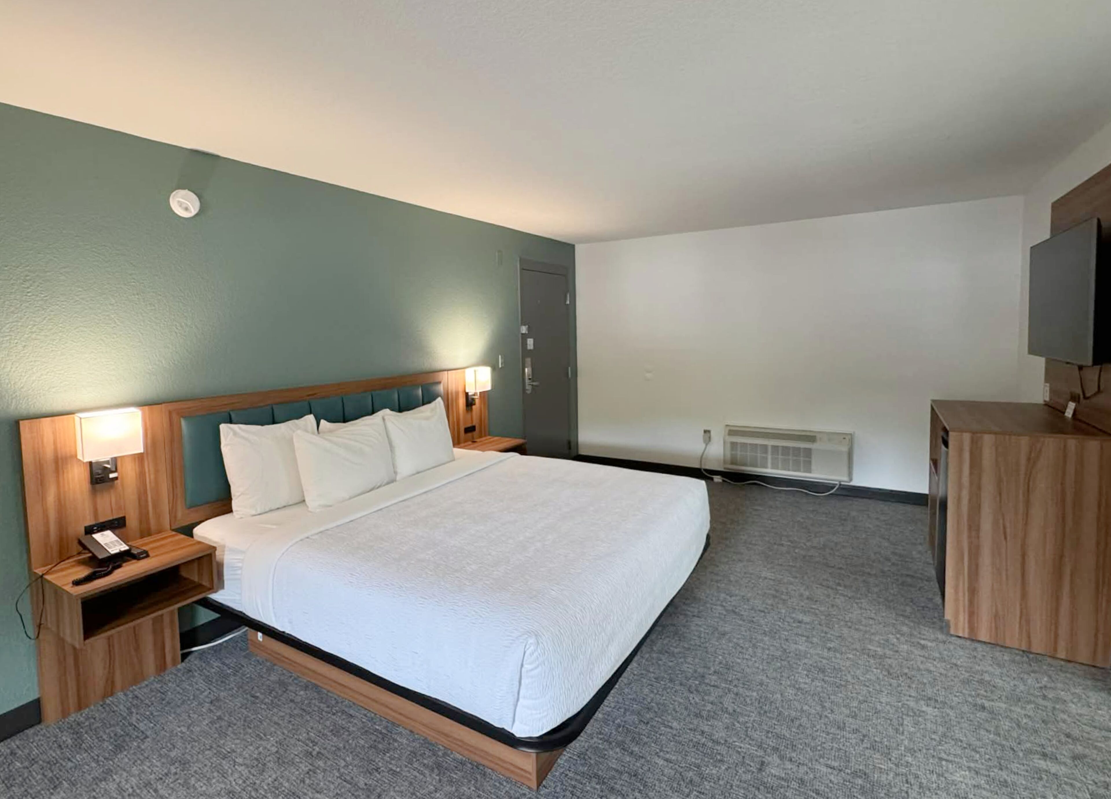 Meja kerja, Wi-Fi gratis, dan seprai linen