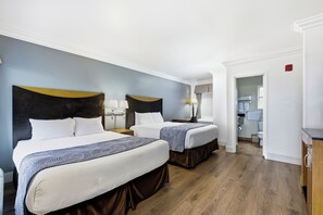 Quarto clássico, 2 camas Queen | Cortinas blackout, ferros/tábuas de passar roupa, Wi-Fi de cortesia