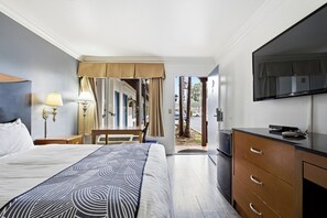 Quarto clássico, 1 cama Queen | Cortinas blackout, ferros/tábuas de passar roupa, Wi-Fi de cortesia