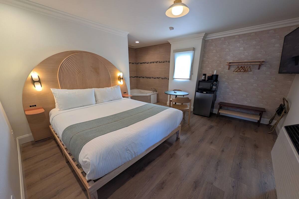 King Suite with Jacuzzi Tub - Renovated | Laptop workspace, blackout drapes, iron/ironing board, WiFi (free)