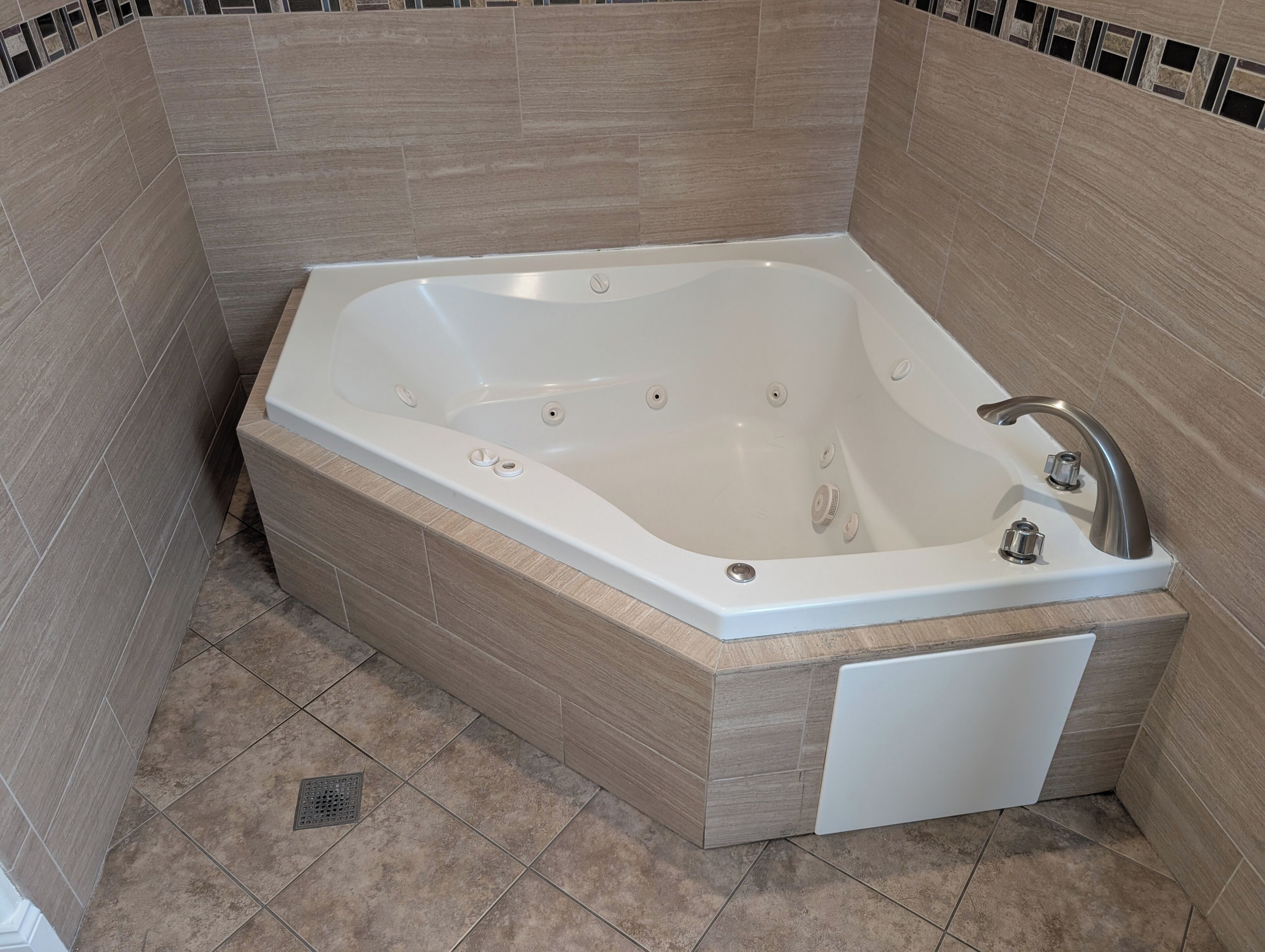 King Suite with Jacuzzi Tub - Renovated | Privat bubbelpool