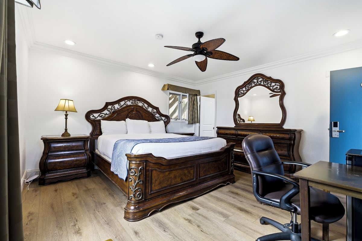 Suite, 1 King Bed, Mountain View