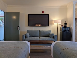 Deluxe Family Suite - Renovated | Rideaux d’obscurcissement, fer et planche à repasser