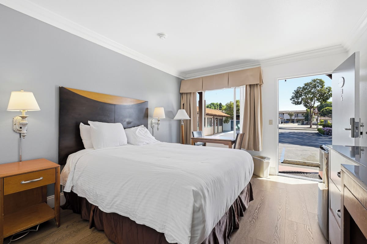 ستائر تعتيم ومكواة/لوح كي وواي فاي مجانًا وملاءات أسرّة