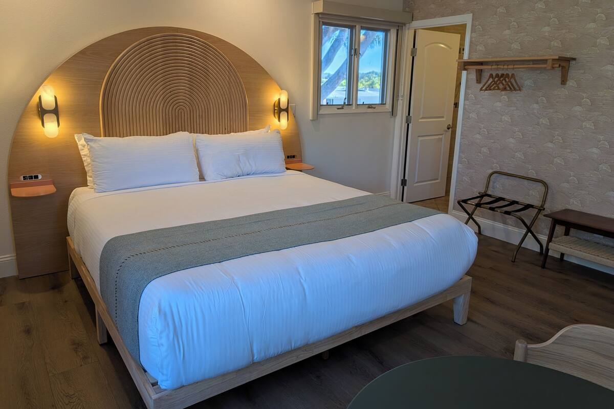 King Suite with Jetted Tub - Renovated | Laptop workspace, blackout drapes, iron/ironing board, WiFi (free)