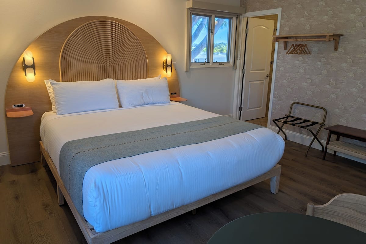 King Suite with Jetted Tub - Renovated | Laptop workspace, blackout drapes, iron/ironing board, free WiFi