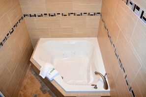 스위트, 킹사이즈침대 1개, 산 전망 | 분사식 욕조