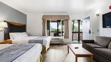 Kamar Deluks (Two Queen Beds and sofabed) | Tirai kedap cahaya, setrika/meja setrika, Wi-Fi gratis, dan seprai linen