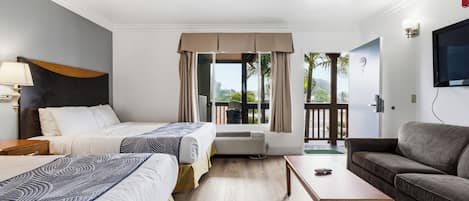 Chambre Deluxe (Two Queen Beds and sofabed) | Rideaux dâobscurcissement, fer et planche Ă repasser