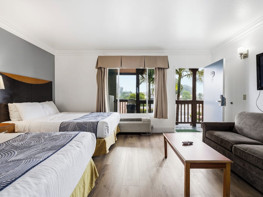 Deluxe-Zimmer (Two Queen Beds and sofabed) | Verdunkelungsvorhänge, Bügeleisen/Bügelbrett, kostenloses WLAN