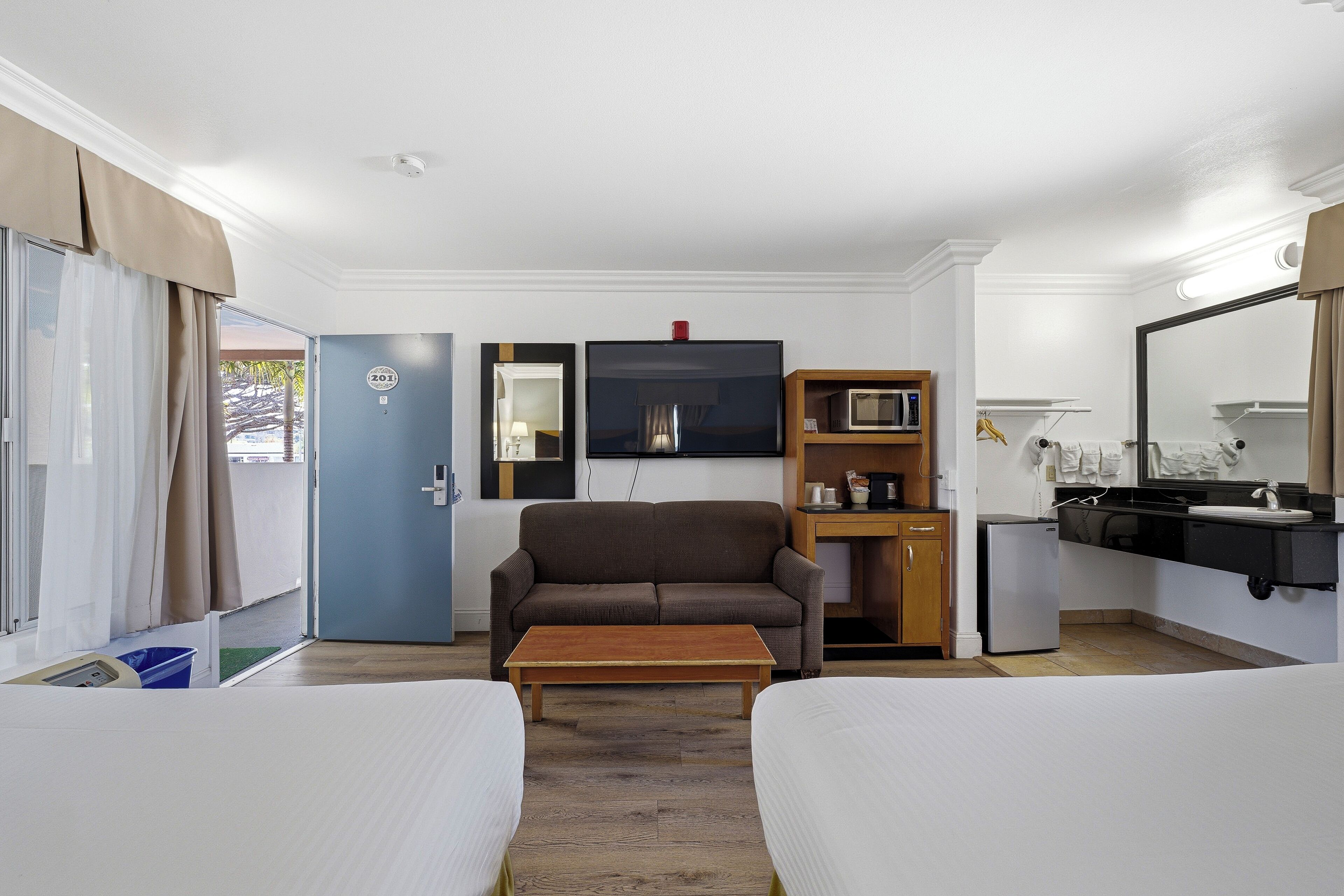 디럭스룸 (Two Queen Beds and sofabed) | 암막 커튼, 다리미/다리미판, 무료 WiFi, 침대 시트