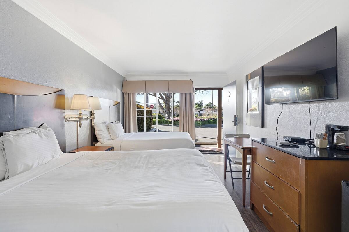 ستائر تعتيم ومكواة/لوح كي وواي فاي مجانًا وملاءات أسرّة