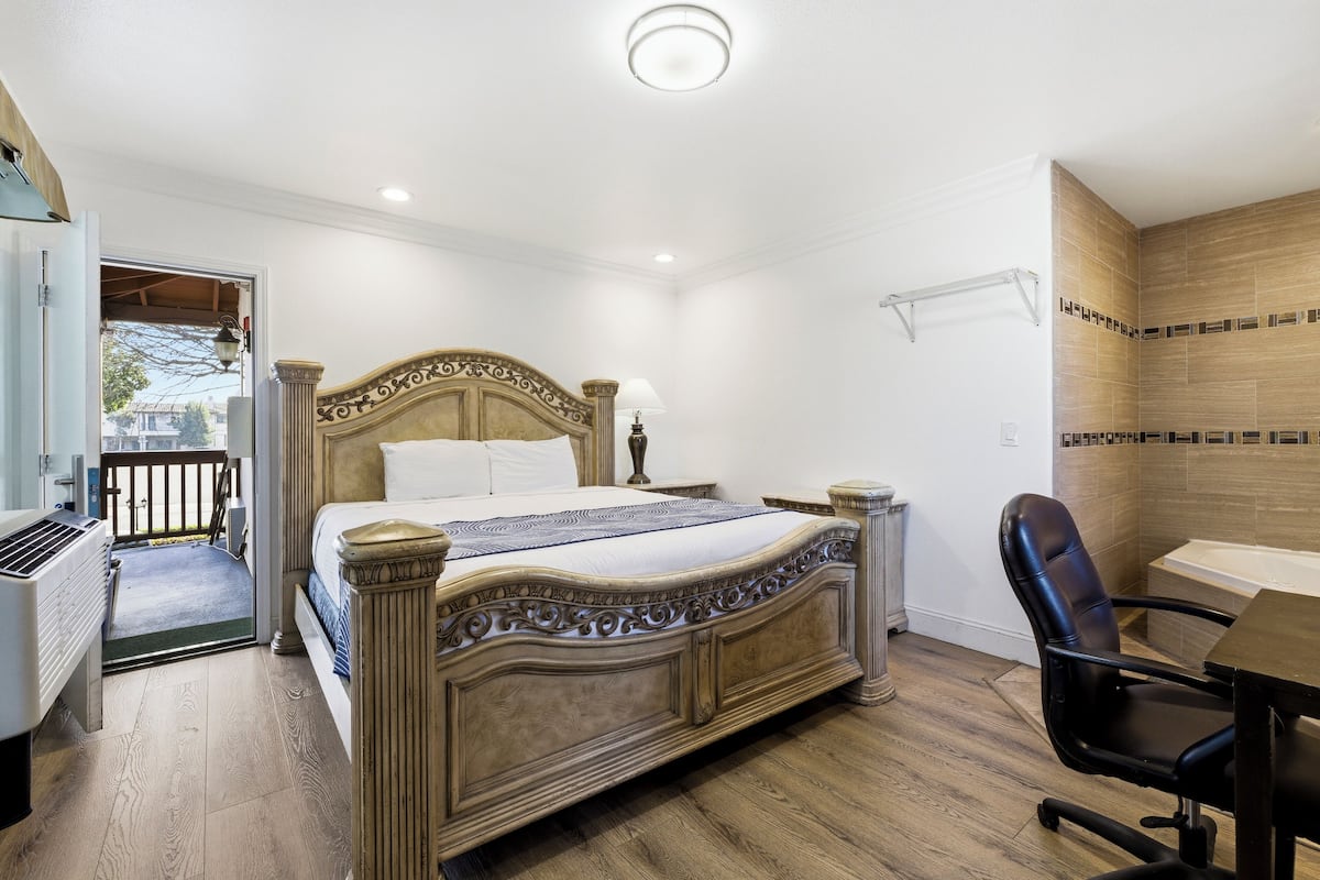 King Room with Spa Access