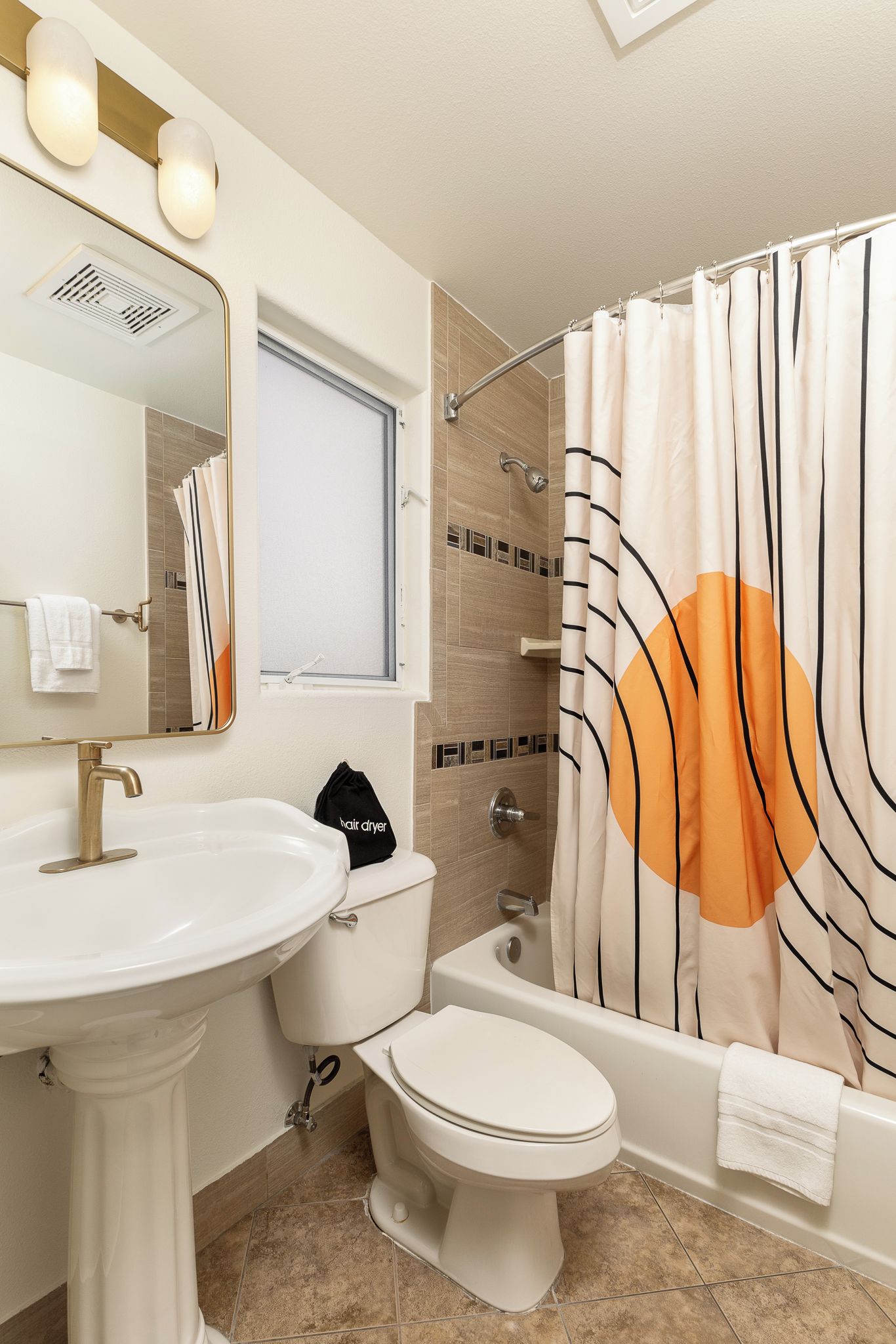 King Suite with Jacuzzi Tub - Renovated | Salle de bain | Articles de toilette gratuits, sèche-cheveux, serviettes fournies, savon