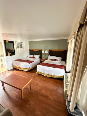 Deluxe-rum (Two Queen Beds and sofabed) | Mörkläggningsgardiner, strykjärn/strykbräda, gratis wi-fi och sängkläder