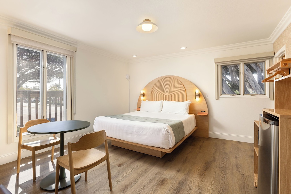 Habitació Deluxe, 1 llit de matrimoni gran, vistes a la muntanya | Espai de treball apte per a portàtils i cortines opaques 