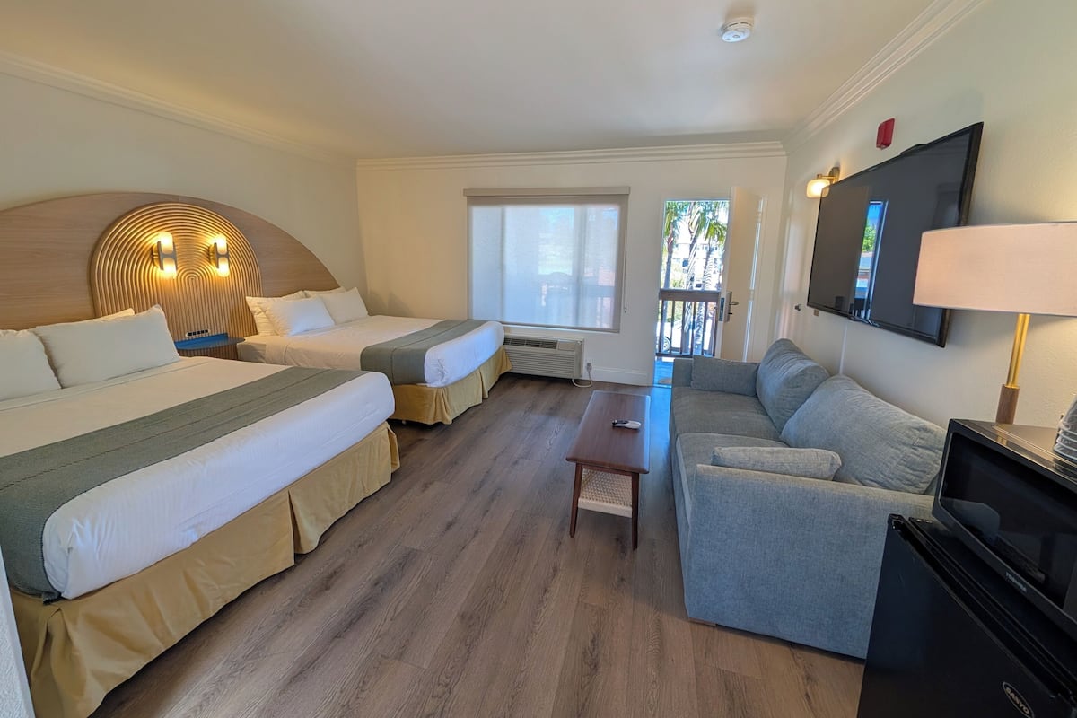 Deluxe Family Suite - Renovated | ستائر تعتيم ومكواة/لوح كي وواي فاي مجانًا وملاءات أسرّة