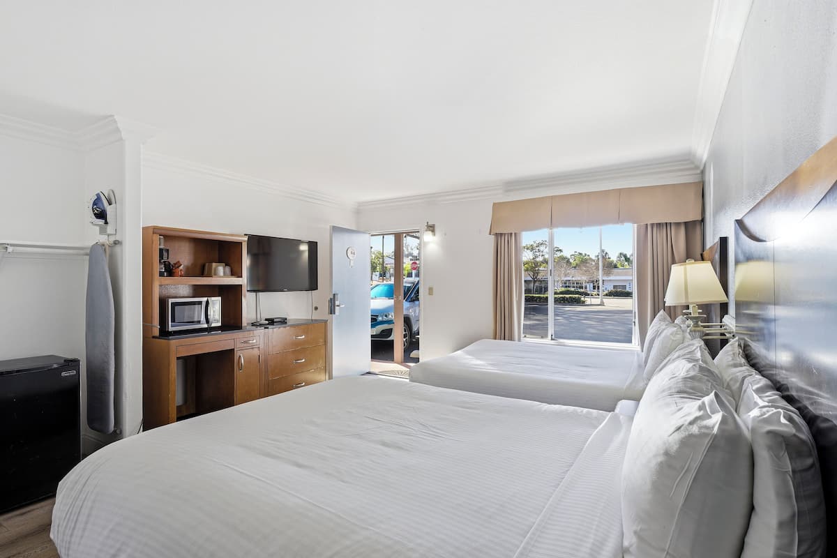 ستائر تعتيم ومكواة/لوح كي وواي فاي مجانًا وملاءات أسرّة