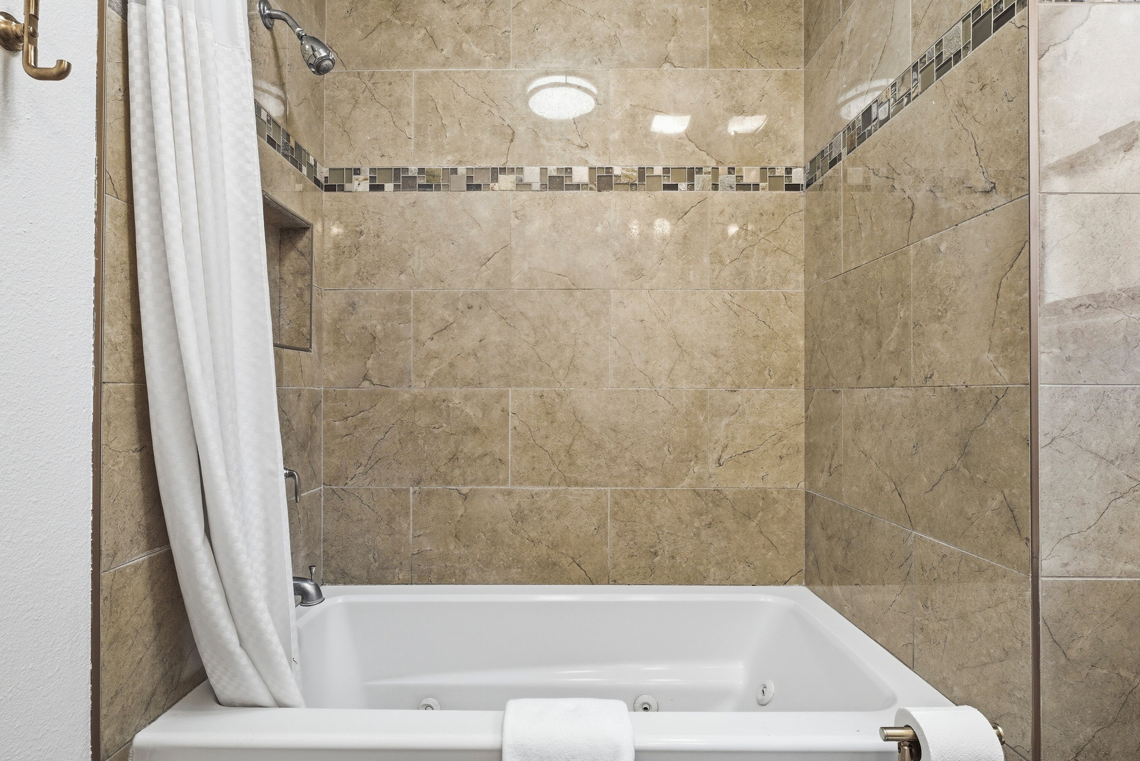 Deluxe Two Queen Room - Renovated | Banheiro | Produtos de toalete grátis, secador de cabelo (mediante solicitação)