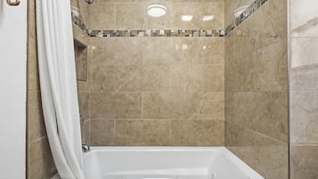 Deluxe Two Queen Room - Renovated | Banheiro | Produtos de toalete grátis, secador de cabelo (mediante solicitação)