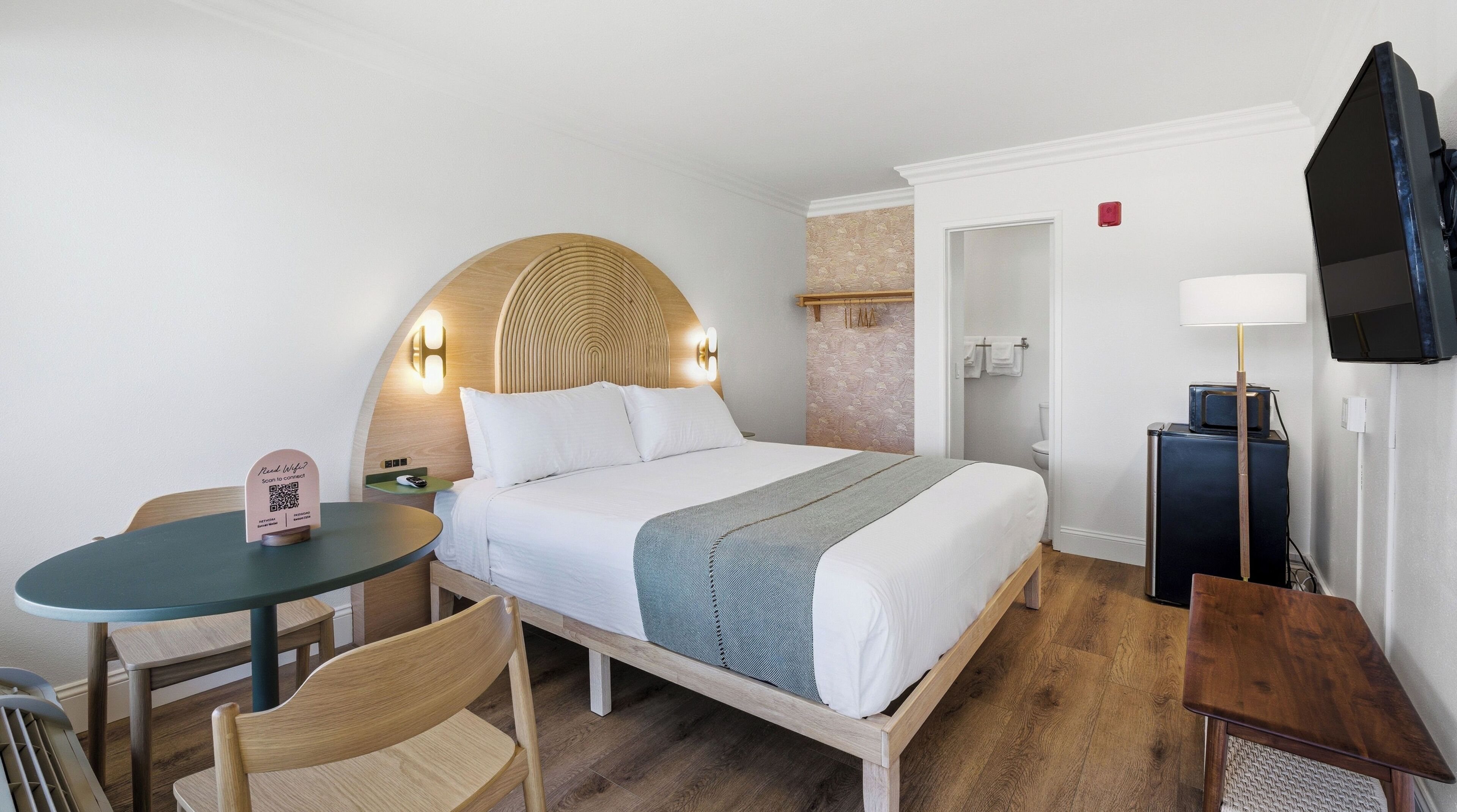 Deluxe Room, 1 King Bed | Blackout drapes, iron/ironing board, free WiFi, bed sheets