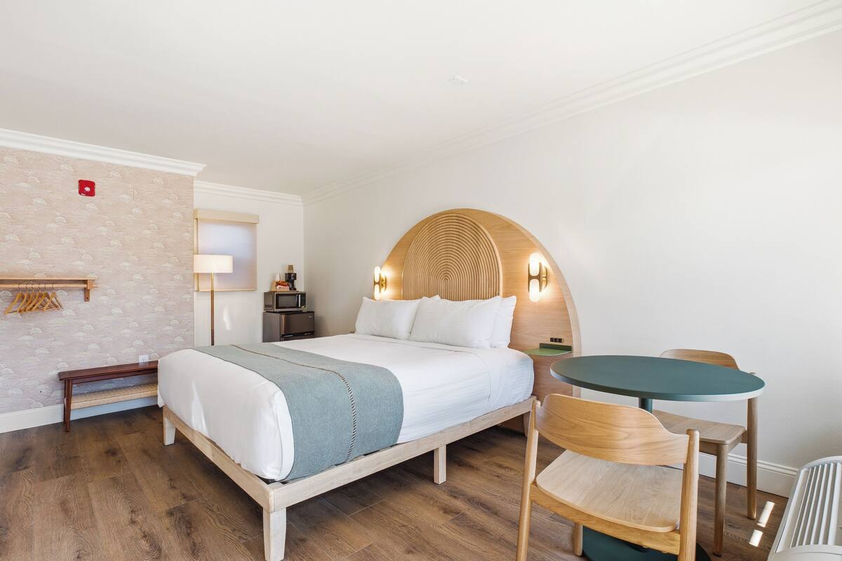 Deluxe King ADA - Renovated | Laptop workspace, blackout drapes, iron/ironing board, WiFi (free)