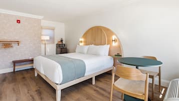 Deluxe King ADA - Renovated | Espacio para trabajar con laptop y cortinas blackout