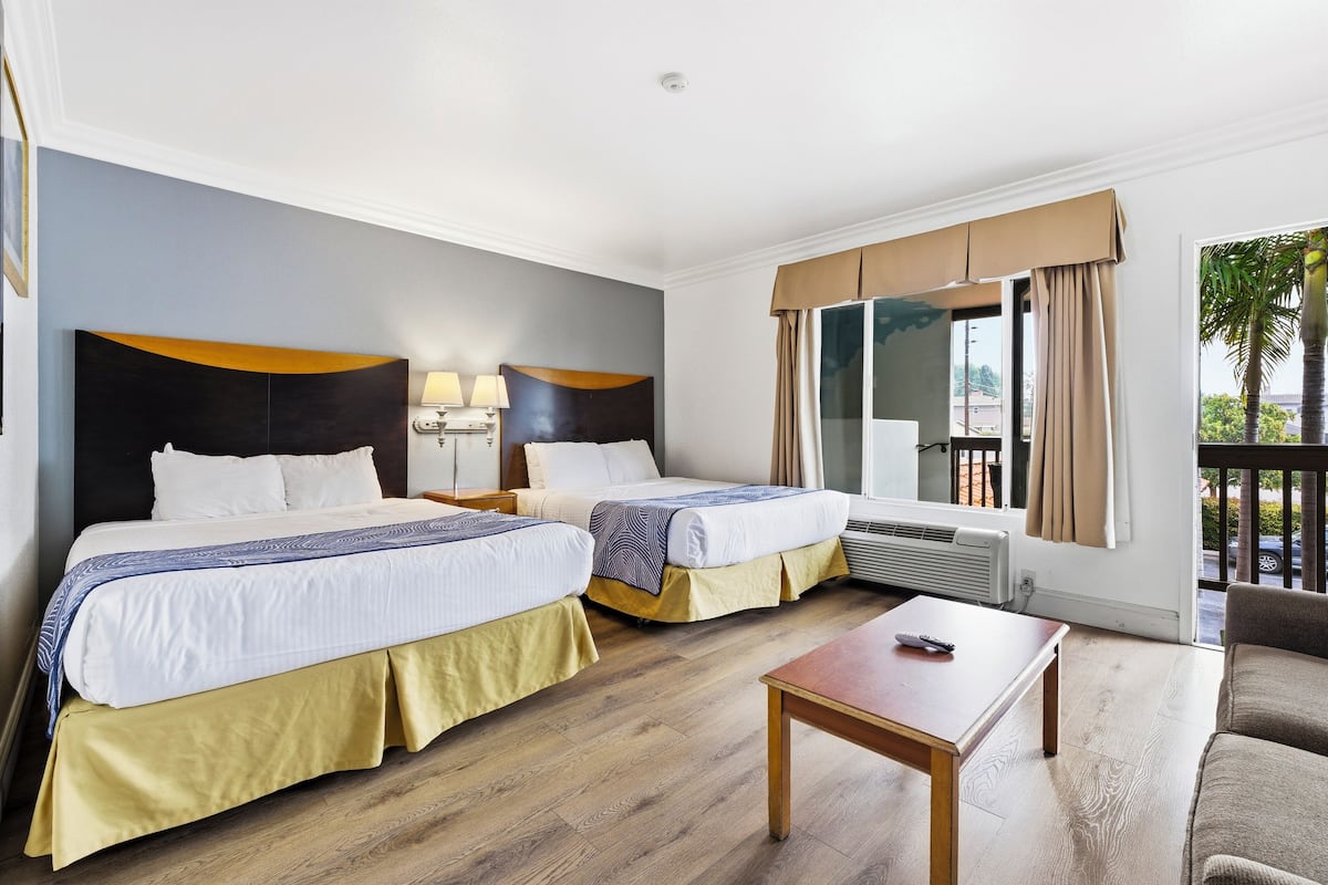 Deluxe Room (Two Queen Beds and sofabed)