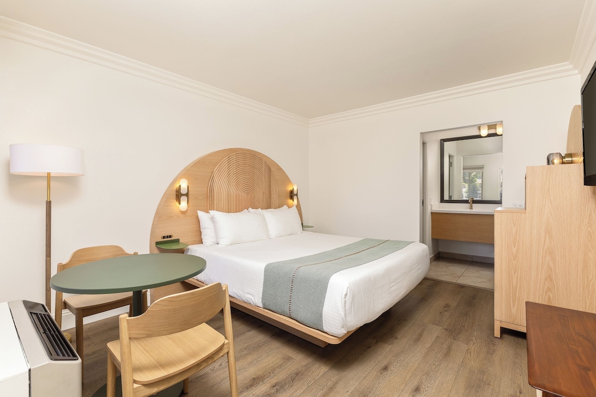 Habitació Deluxe, 1 llit de matrimoni gran (Renovated) | Espai de treball apte per a portàtils i cortines opaques 