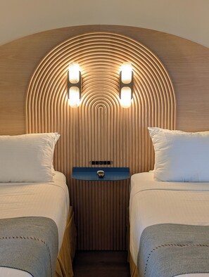 Deluxe Family Suite - Renovated | 遮光カーテン、アイロン / アイロン台、WiFi (無料)、ベッドシーツ