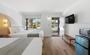 Quarto luxo, 2 camas Queen (Deluxe Room, 2 Queen Beds (Renovated)) | Cortinas blackout, ferros/tábuas de passar roupa, Wi-Fi de cortesia