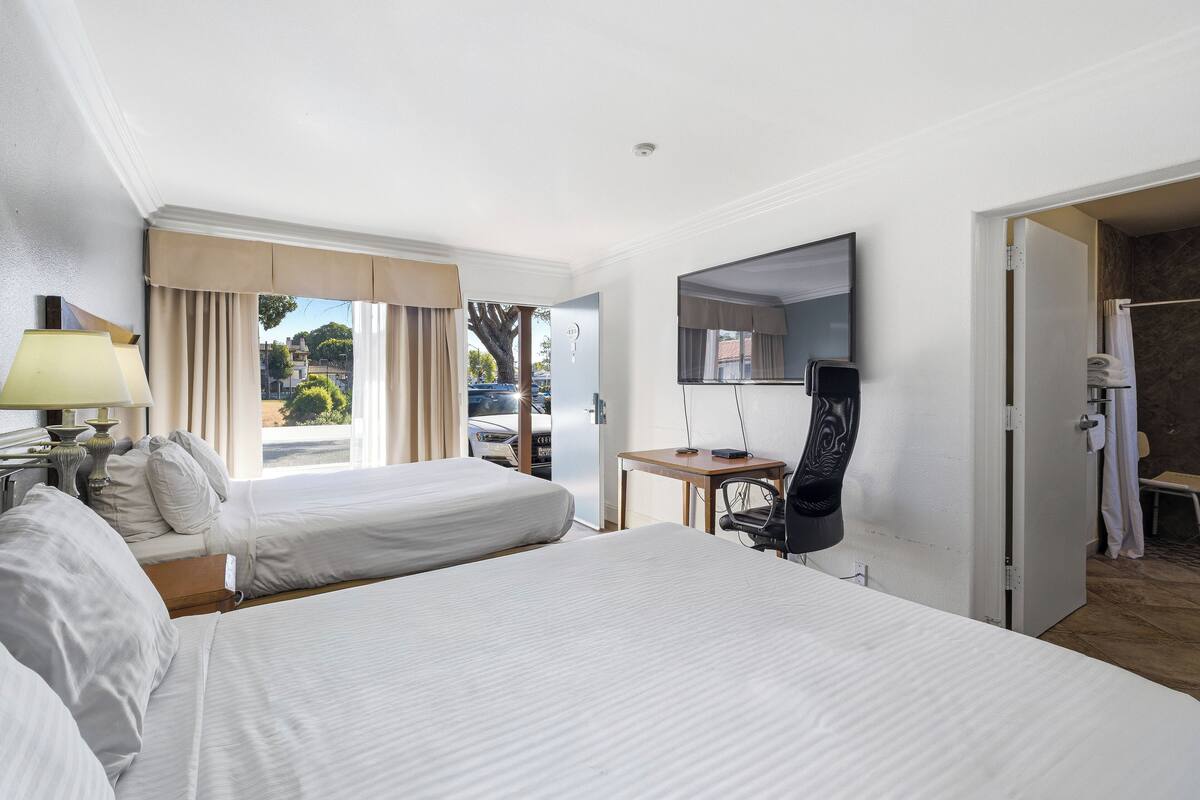 ستائر تعتيم ومكواة/لوح كي وواي فاي مجانًا وملاءات أسرّة