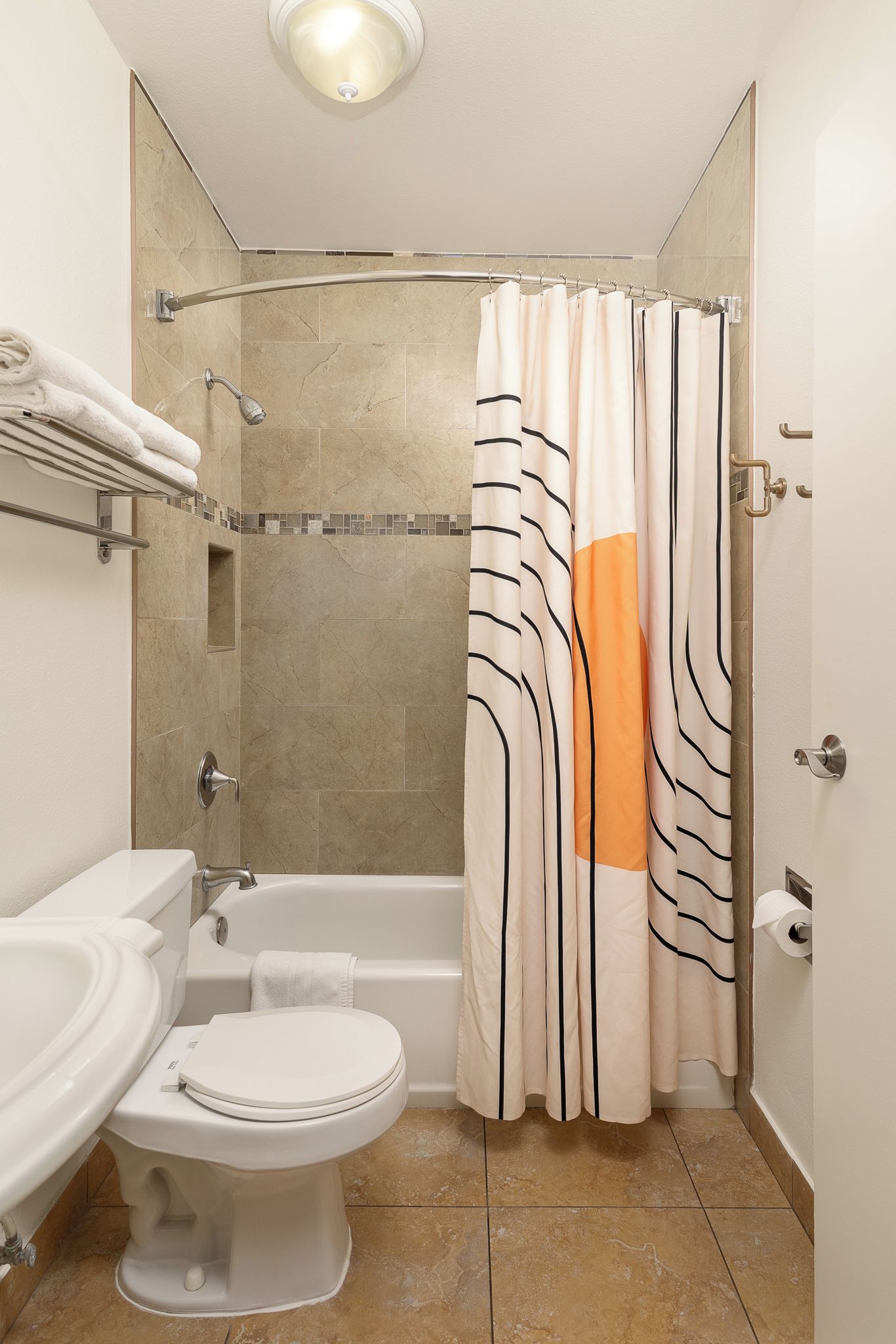 Ein Badezimmer mit Dusche, Toilette und Waschbecken.