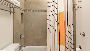 Ein Badezimmer mit Dusche, Toilette und Waschbecken.
