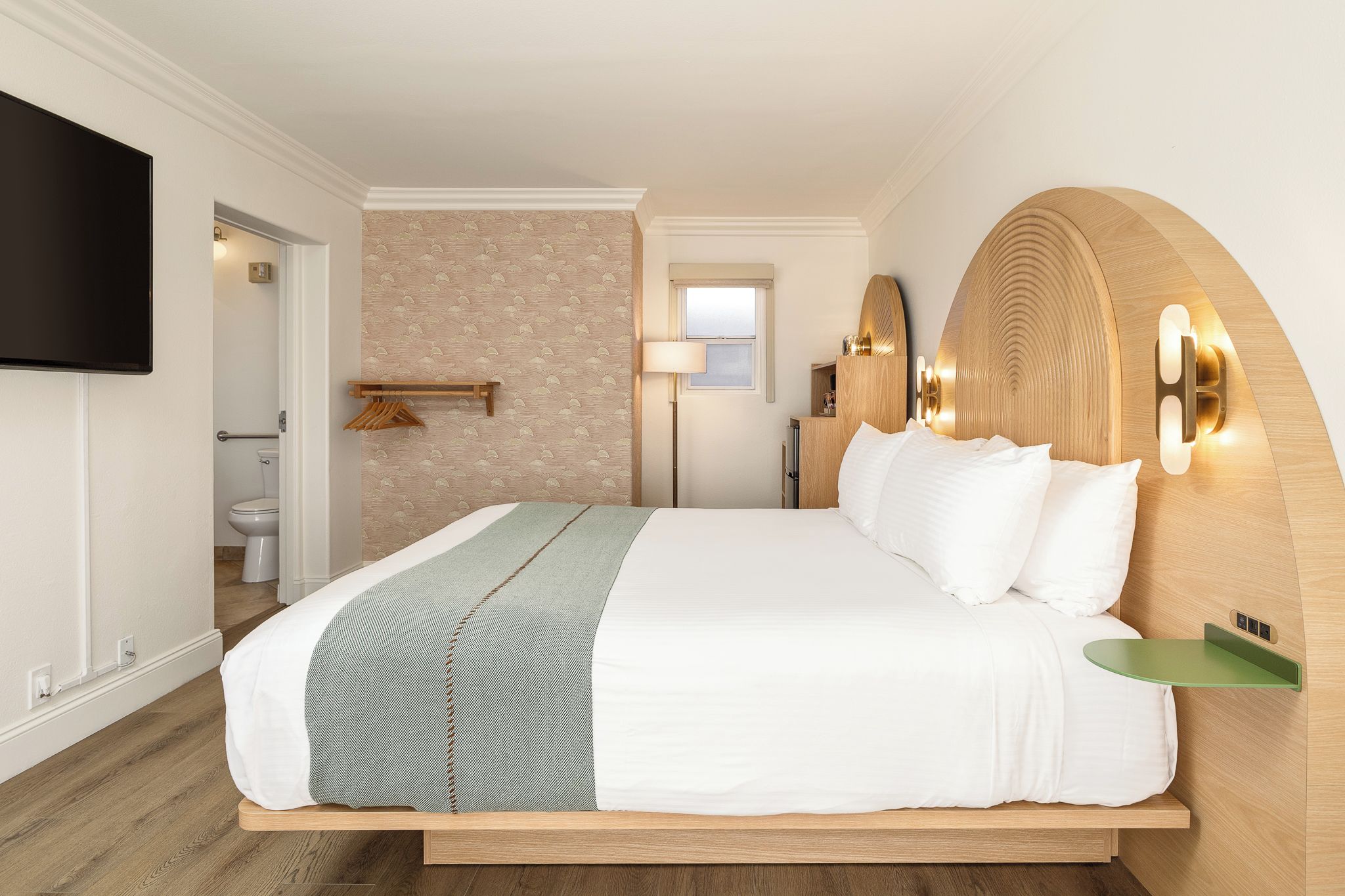 Deluxe King ADA - Renovated | Espacio para trabajar con un portátil y cortinas opacas