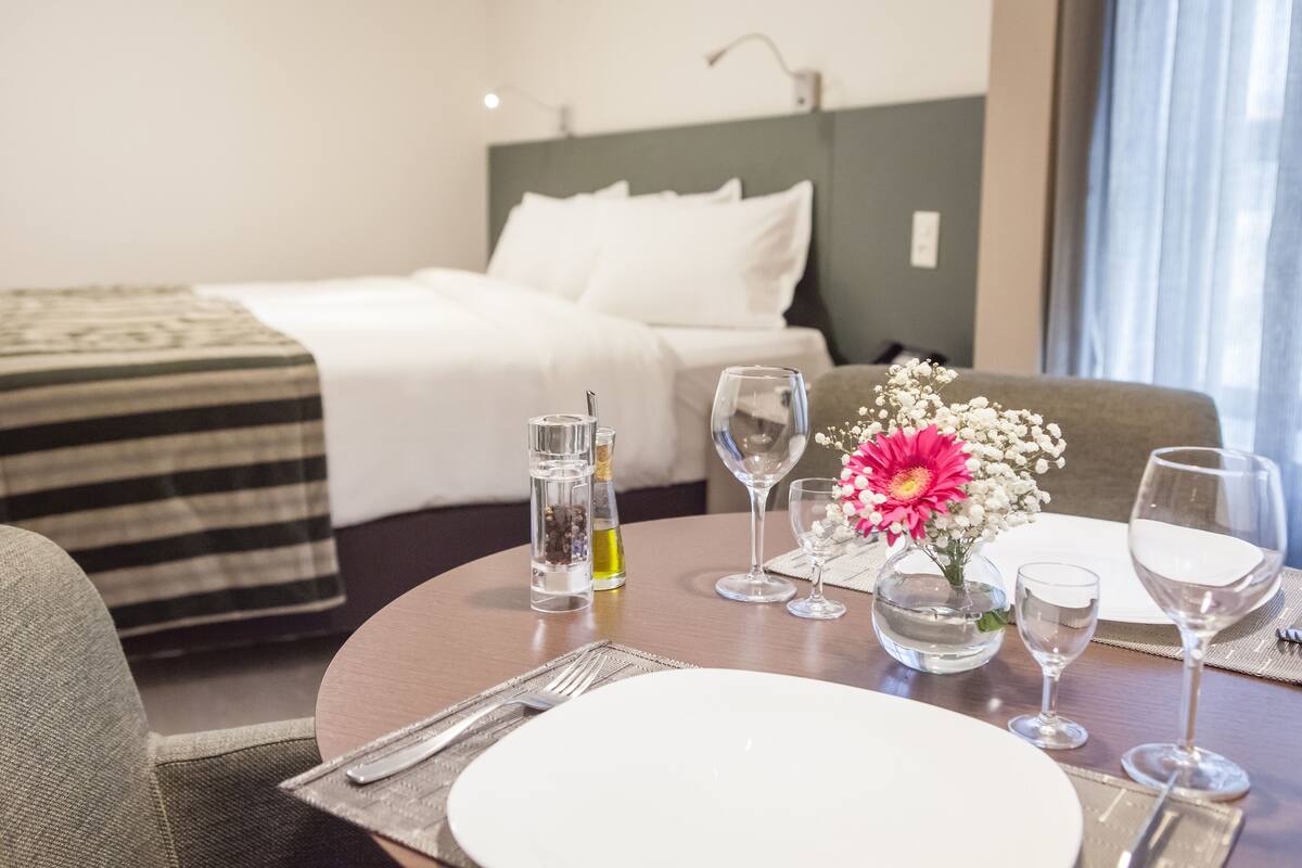 Deluxe-Doppelzimmer, 1 Queen-Bett | Essbereich im Zimmer