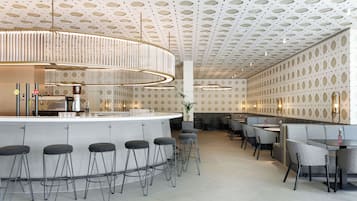Uma área de bar moderna com design de teto diferenciado, banquetas e assentos.