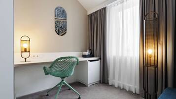 Deluxe Room, 1 King Bed | Minibar, in-room safe, desk, blackout drapes