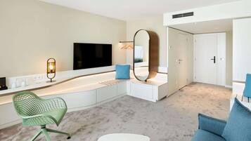 Junior Suite | Minibar, in-room safe, desk, blackout drapes