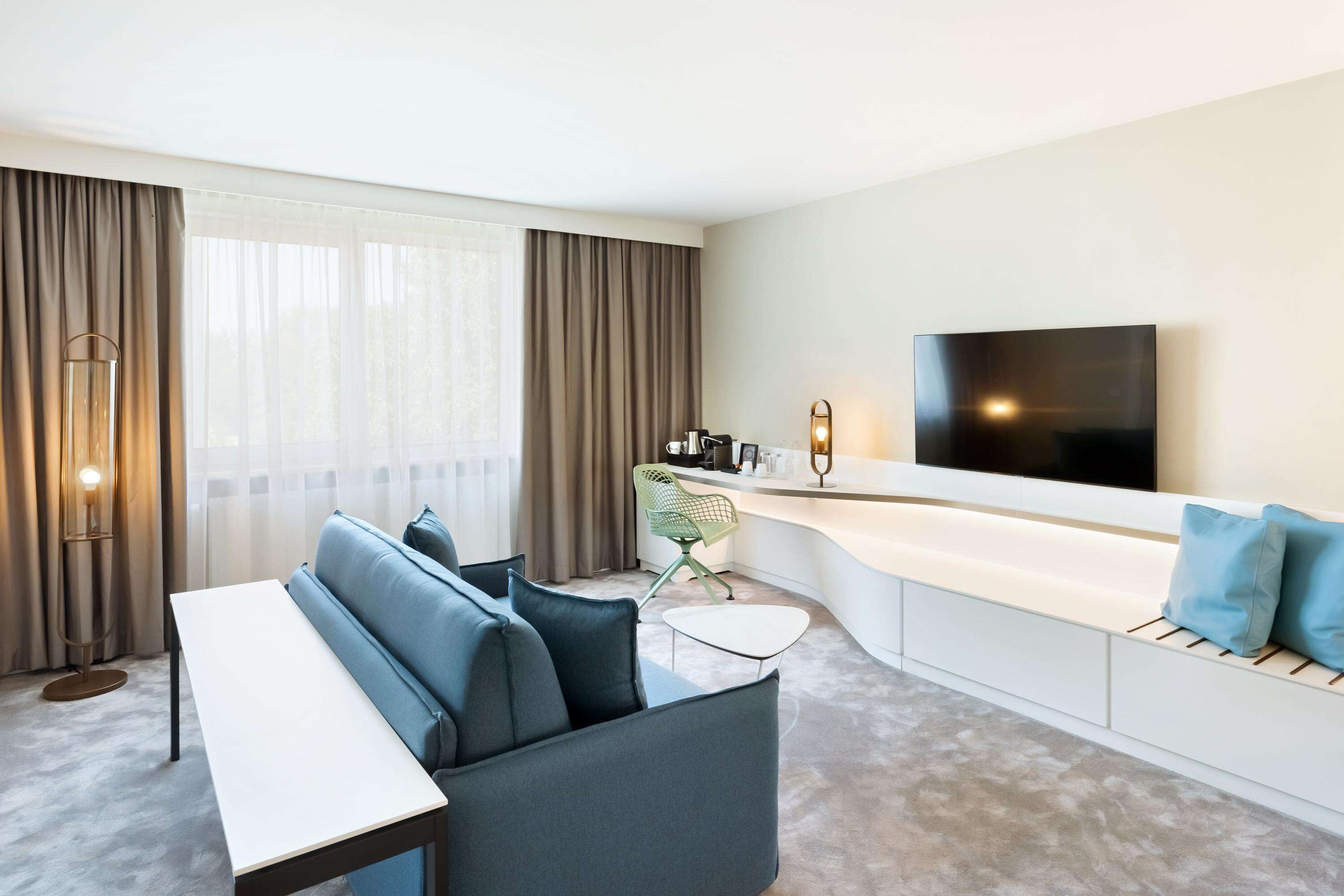 premium room | 1 bedroom, minibar, in-room safe, desk