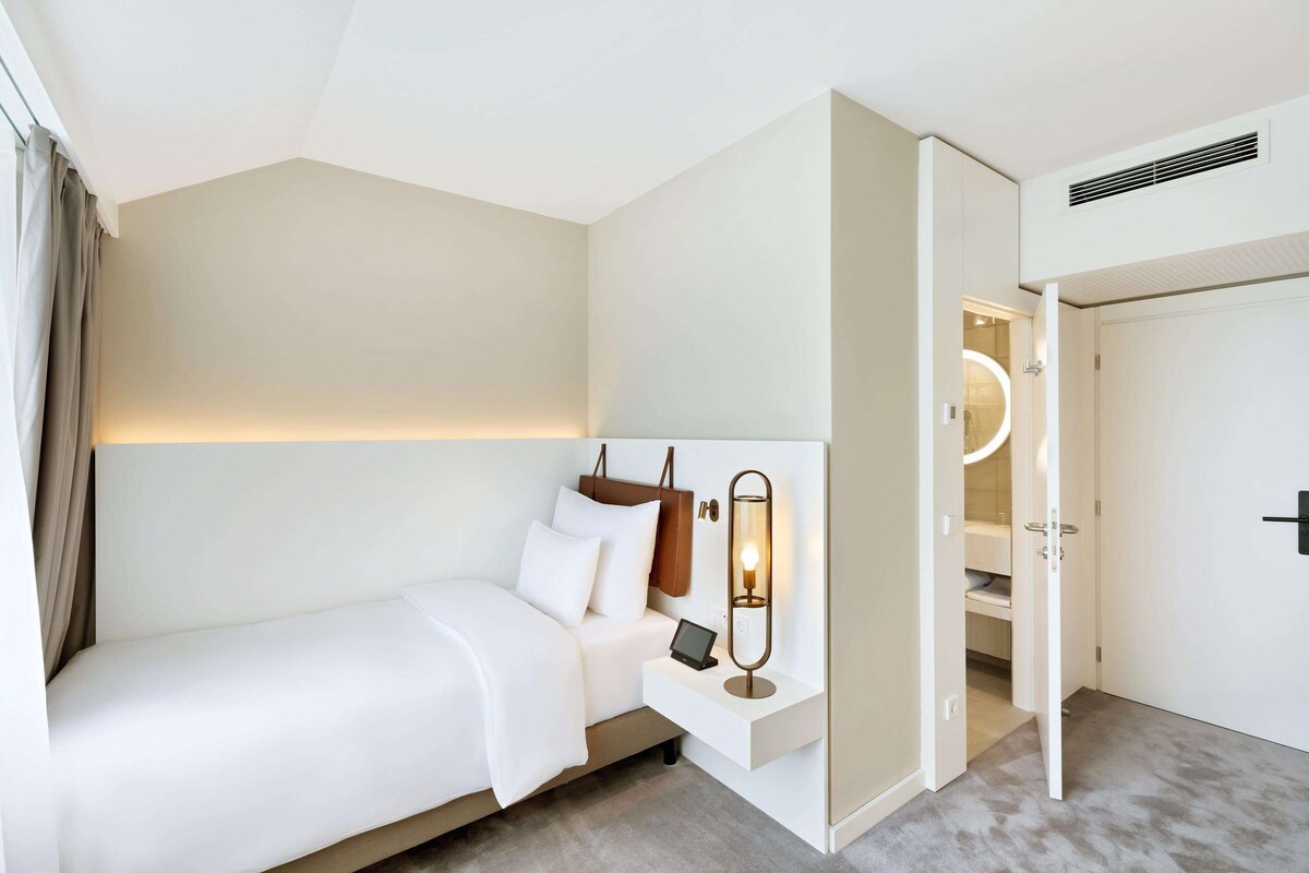 Minibar, safe på rommet, skrivebord og blendingsgardiner