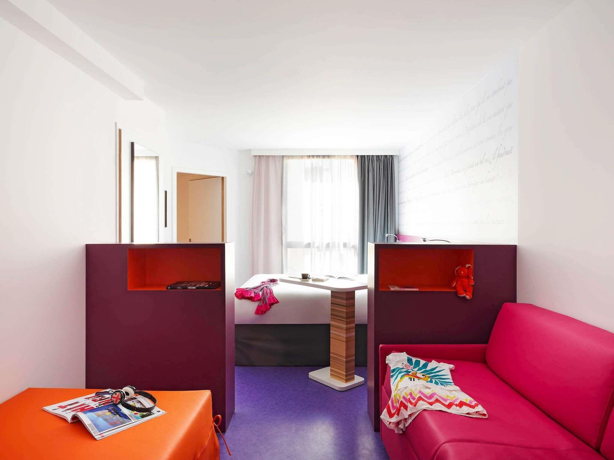 Habitación familiar, varias camas (Standard) | Escritorio, cortinas blackout y insonorización 